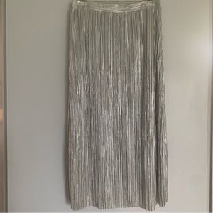 Banana Republic silver and white full pleaded skirt. Size small.